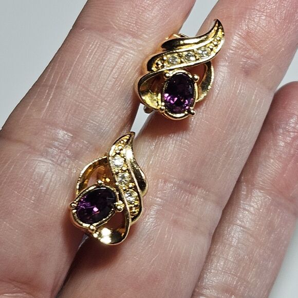 Vintage 2004 AVON Purple Rhinestone Clear Accents Clip On Gold Tone Earrings - Picture 1 of 9